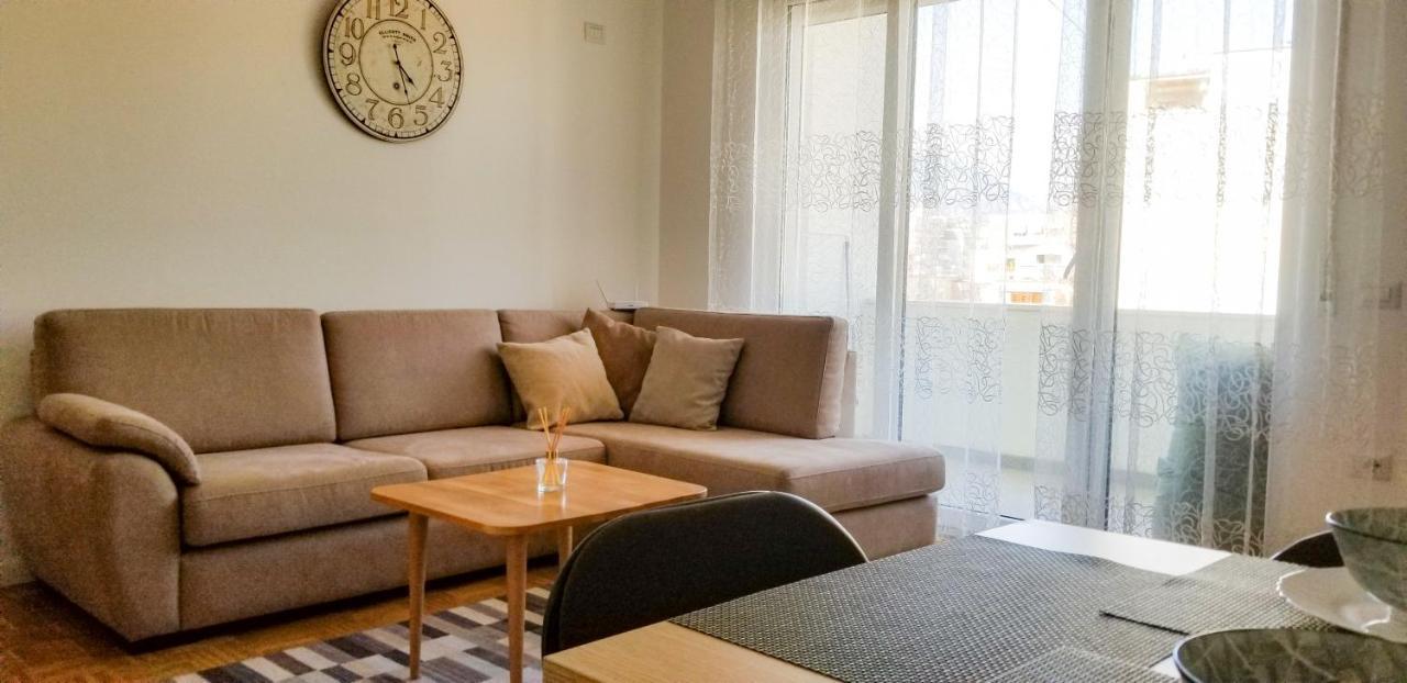 City Center Cute And Comfy Apartment - Ajia Apartments Tirana Kültér fotó