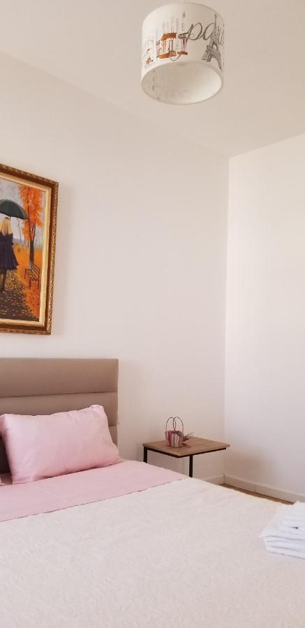 City Center Cute And Comfy Apartment - Ajia Apartments Tirana Kültér fotó