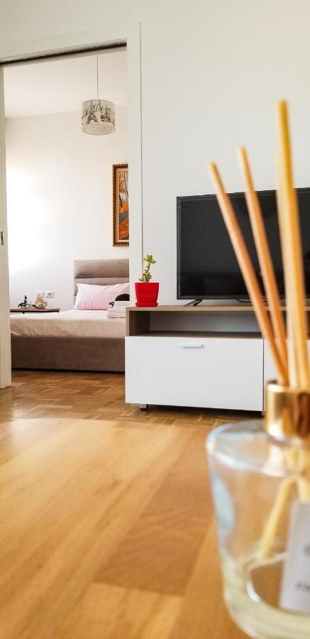 City Center Cute And Comfy Apartment - Ajia Apartments Tirana Kültér fotó